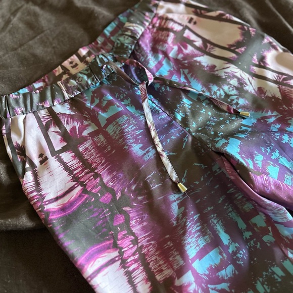DIVIDED by H&M Tropical Island Print Pattern Satin Pants - Picture 2 of 4